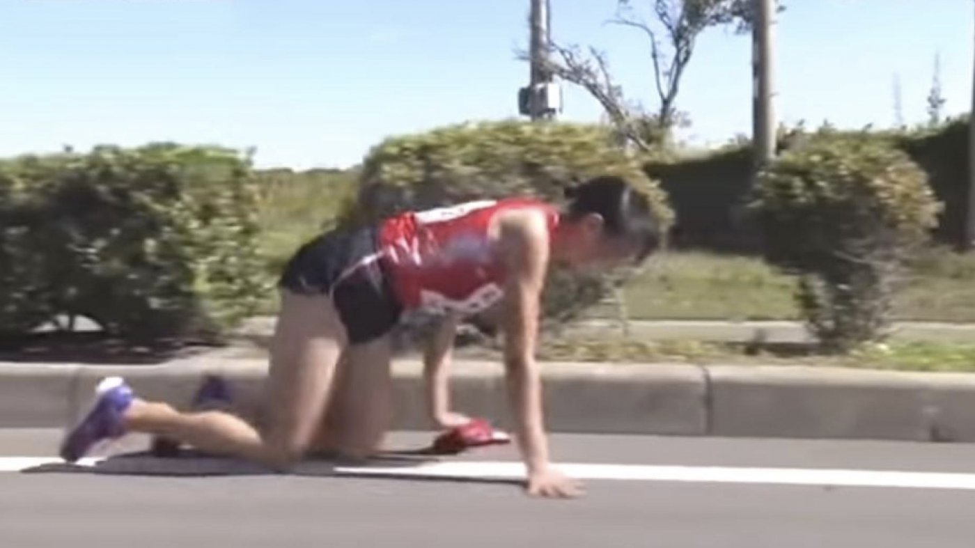 Una atleta japonesa se rompe la pierna y acaba la carrera a gatas 